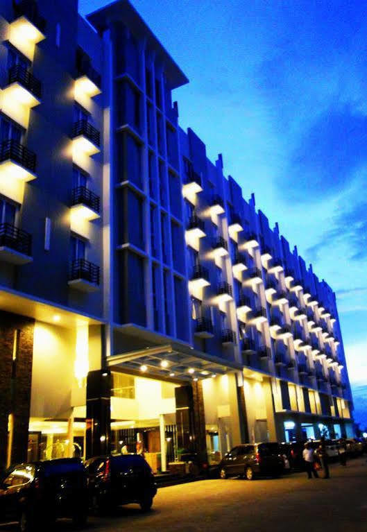 Orchardz Hotel Ayani Pontianak Exterior photo